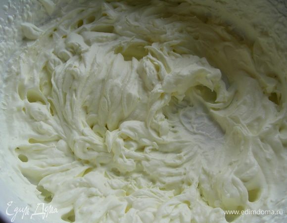 Сливки взбиваем в крепкую пену, в конце при необходимости добавляем фиксатор сливок. 
