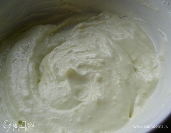 Аккуратно смешиваем сливки с подостывшим шоколадом. Ставим мусс в холодильник минимум на 6 часов.
