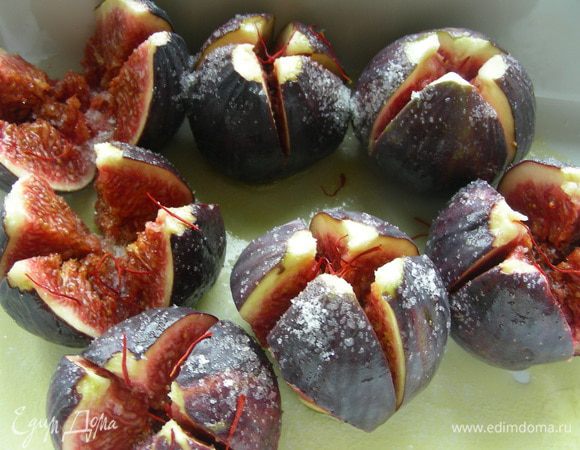 На инжире делаем 4 надреза, раскрывая его цветком (не прорезаем до конца). Выкладываем его в форму для запекания, смазанную сливочным маслом. Посыпаем  сахаром и шафраном и запекаем в духовке 180 гр 30 минут. Достаем и оставляем остывать.
