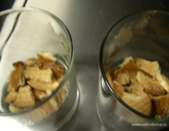 Собираем наш десерт. На дно бокалов выкладываем печенья, поливаем их фруктовым сиропом.