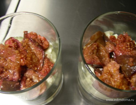 Порезанный инжир и завершаем опять муссом. Сверху можно украсить долькой свежего инжира и тычинками шафрана. 
