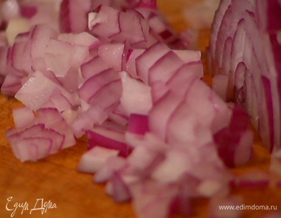 Красную луковицу почистить и мелко порубить.