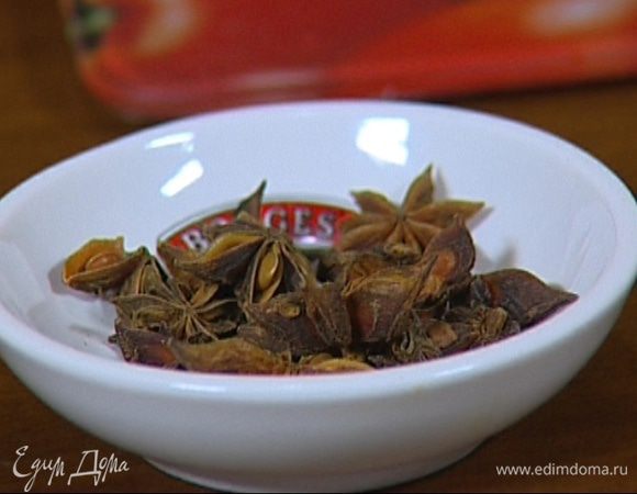 Гвоздику, бадьян и щепотку перца растереть в ступке.