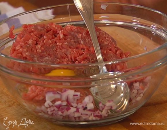 К фаршу добавить нарезанный лук, яйцо, измельченные специи, корицу, заатар, ягоды годжи, посолить и все перемешать.