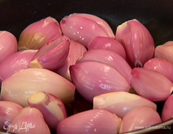 Лук-шалот почистить и оставить целиком.