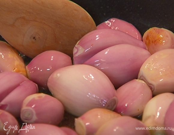 Разогреть в сковороде 2 ст. ложки оливкового масла и обжарить луковицы шалота со всех сторон.