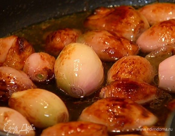 В сковороду с луком влить куриный бульон, так чтобы лук был покрыт жидкостью, добавить белое вино, увеличить огонь и дать алкоголю выпариться.