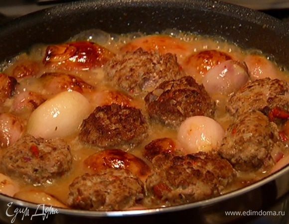 Обжаренные тефтели выложить в сковороду с луком, сверху поместить инжир, накрыть сковороду и тушить 20–25 минут.