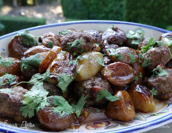 Кинзу крупно порезать и посыпать готовые тефтели с луком.