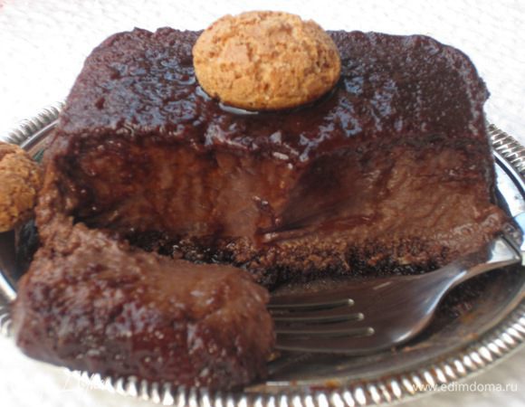 Остывший десерт поставить на несколько часов в холодильник. Затем провести горячим феном по форме или опустить форму в горячую воду, выложить десерт на блюдо. Приятного аппетита: