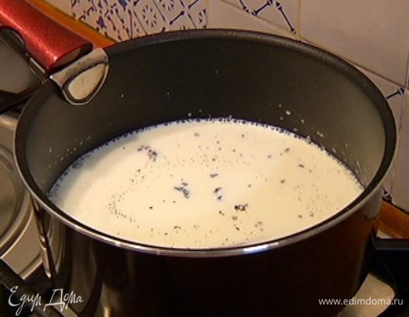 Молоко и сливки влить в кастрюлю, добавить зерна кардамона, стручок и зерна ванили, поместить кастрюлю на огонь и довести до кипения.