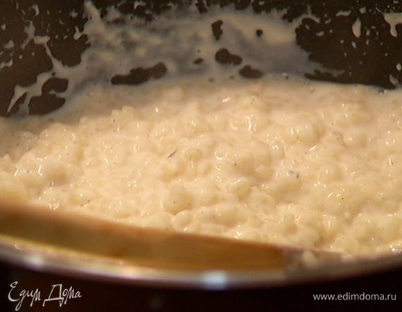 Когда молоко закипит, всыпать рис и отварить его до готовности на медленном огне (если нужно, в процессе варки влить немного горячей воды). 