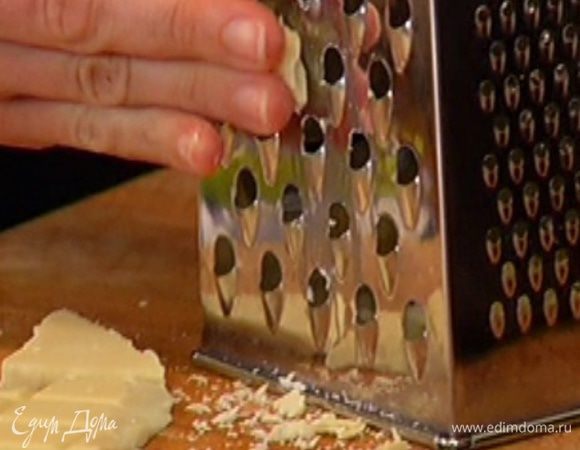 Шоколад натереть на крупной терке.