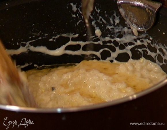 Когда рис будет готов, снять кастрюлю с огня, вынуть стручок ванили, всыпать шоколад (немного оставить для украшения), перемешать, затем добавить 1 ст. ложку меда и еще раз все перемешать.