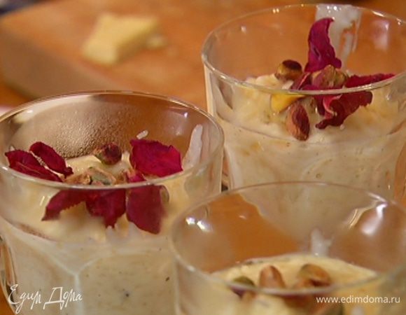 Десерт разложить в бокалы, сверху полить оставшимся медом, выложить фисташки, посыпать лепестками роз и оставшимся натертым шоколадом.