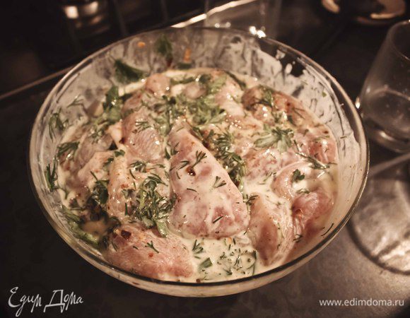 Порезать куриную грудку на порционные кусочки, не слишком маленькие. положить в миску для маринования и добавить туда соль, перец, зелень и специи по вкусу. поставить миску в холодильник часа на 2.