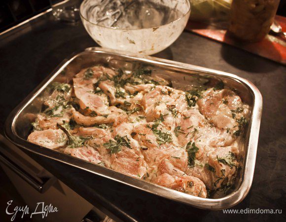 Достаньте из холодильника курицу и положите её в форму для запекания вместе с маринадом.