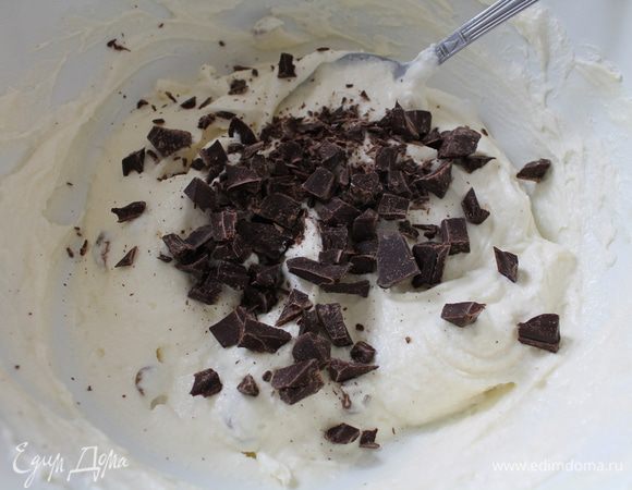 Начинка: к рикотте добавить сахарную пудру, ванилин, ромовую эссенцию, яйцо и хорошо перемешать с помощью венчика. Изюм ошпарить кипятком, слить воду, обсушить на полотенце. Шоколад нарезать мелкими кусочками. Добавить к рикотте и аккуратно перемешать.