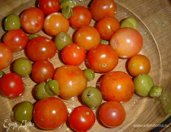 Моем помидоры и складываем в жаропрочную посуду,добавляем оливки, каперсы,