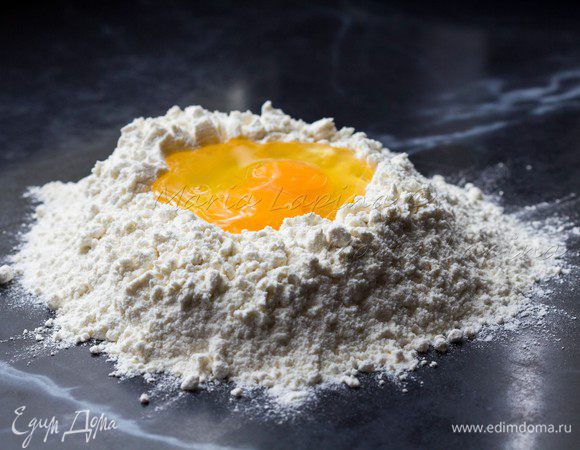 В углубление разбиваем два яйца.