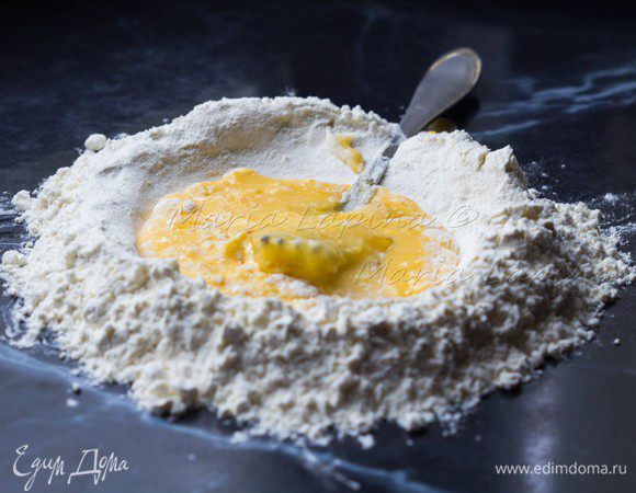 Начинаем потихоньку размешивать яйца вилкой захватывая муку с краев. 