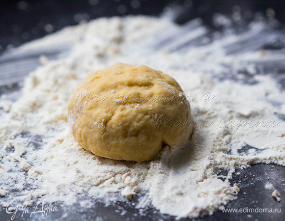 Когда тесто немножко загустеет продолжаем пальцами, а затем рукой. Замешиваем тесто, скатываем в шар, укутываем в пленку и отправляем отдыхать на пол часа.