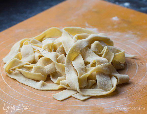 Паппарделле встряхиваем пальцами.