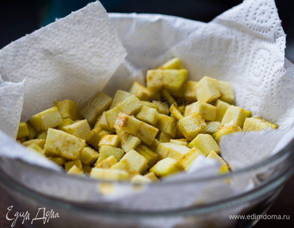 Чтобы убрать возможную горечь, складываем баклажаны в миску с бумажным полотенцем и солим их. Лишняя вода, а с ней и горечь из баклажан впитается в салфетку. 