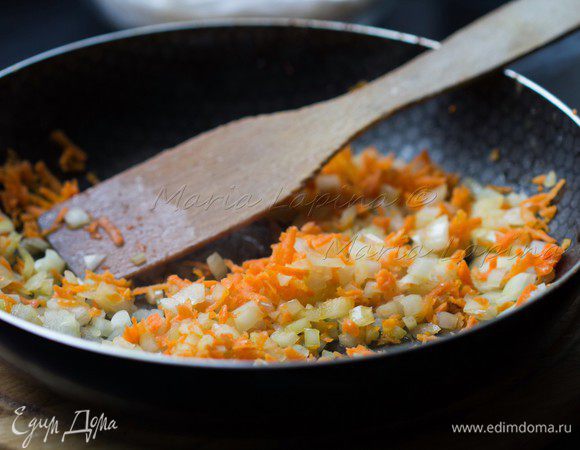 На той же сковороде обжарить порезанный кубиками лук, чеснок и натертую морковь. 