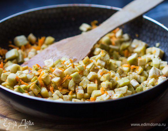 Баклажаны промокнуть салфеткой и добавить на сковородку. Обжариваем все вместе 3-4 минуты.
