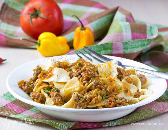 В кастрюле разогреваем воду для пасты. Паста любит свободу при варке, поэтому воды кипятим много. Опускаем паппарделле в кипящую воду, солим и добавляем пару капель масла. Варим 7-10 минут до готовности. 
Пасту выкладываем по тарелкам, сверху соус и порубленная зелень. 