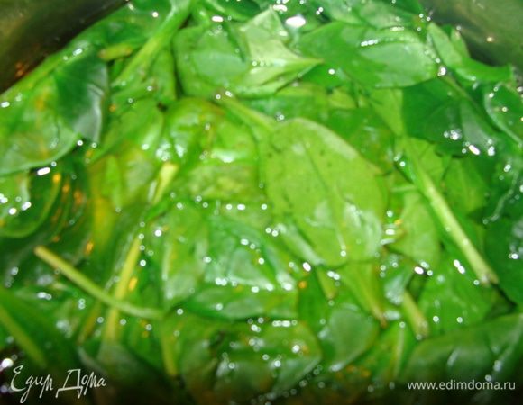 Шпинат припустить в горячей воде. Воду слить.