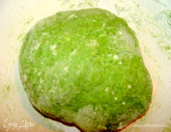 Насыпать муку горкой, сделать воронку. Положить внутрь шпинат, яйца, соль. Замесить тесто. Оно не должно быть сильно крутым, чтобы лазанья получилась нежнейшей.