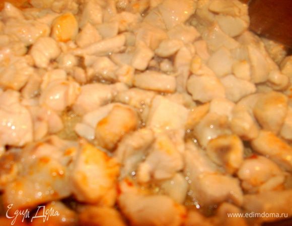 Обжарить его до золотистой корочки. Сковороду освободить.