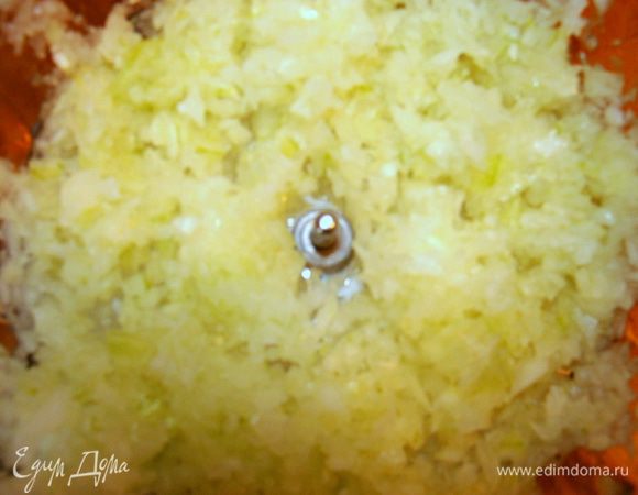 Лук мелко нарубить, чем мельче,тем соус получится нежнее. Я использовала блендер.