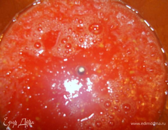 У помидор сделать крестобразный надрез, опустить на 1 мин в кипяток, снять кожицу и тоже измельчить в блендаре.