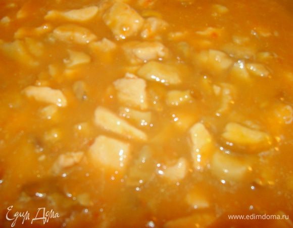 На сковороде обжарить лук, потом добавить муку, залить бульон, тщательно перемешать и добавить курицу, потом вылить измельченные помидоры. Тушить до готовности. Соль, перец по вкусу.  И конечно я не удержалась и добавила еще жареные белые грибочки))) А почему нет, получилось только лучше! Соус получается нежнейший, за счет того, что лук и томаты измельчены практически в пасту! Можно пойти еще дальше и в конце все вместе измельчить в блендаре! Тогда получится крем-соус!