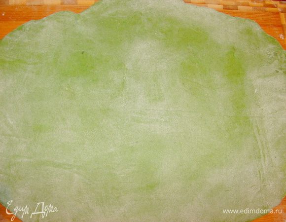 От теста отщипывать кусочки и раскатывать как только возможно тоньше.
По рецепту, разрезать его нужно на полосочки 10 на 1см, но мне захотелось подать по своему и я разрезала, как обычные листы д/лазаньи( примерно12 на 6 см). В кастрюлю налить воду, довести до кипения, посолить, налить немного оливкового масла и отварить листы лазаньи до готовности.