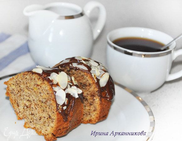 Духовку нагреть до 175 градусов. Орехи измельчить в блендере и обжарить на сухой сковороде. Остудить и смешать со специями и цедрой. Сливочное масло растереть с сахаром, ванилином и солью. Вбить яйца. Размешать. Подмешать муку, разрыхлитель, орехи и сливки. 
