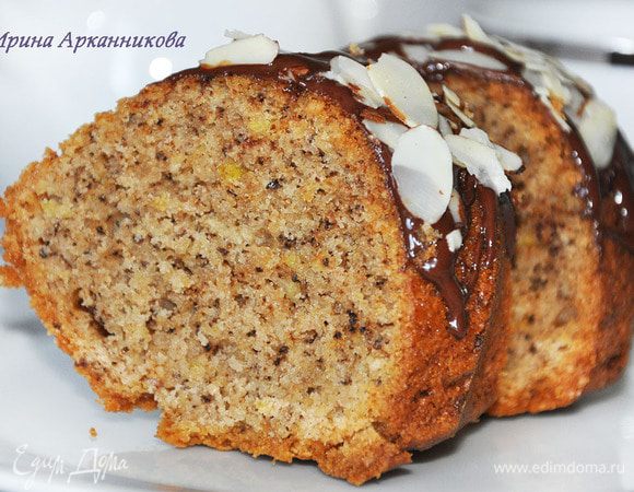 Тесто выложить в силиконовую форму. Выпекать около 50 минут. Кекс остудить. Шоколад расплавить на водяной бане и полить кекс. Посыпать миндалем.