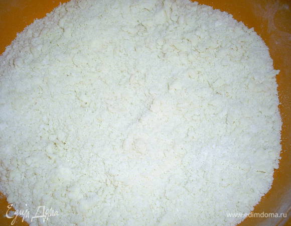 Муку, масло из холодильника и сахар порубить в крошку ножом.