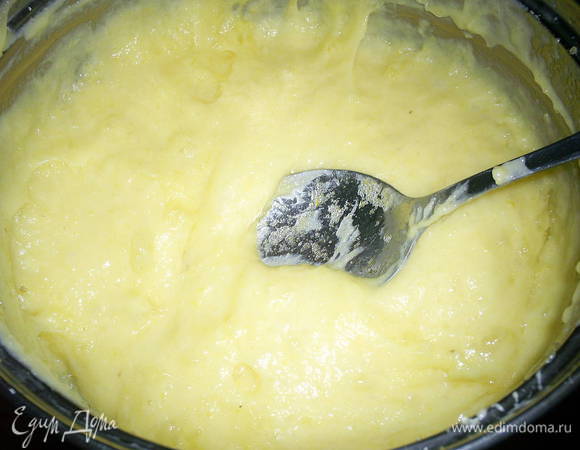 Натираем на мелкой терке цедру лимона (только желтую часть). 
Выжимаем сок из 2 лимонов. У меня получилось примерно полстакана. 
В лимонном соке размешиваем крахмал и выливаем в воду. Варим на слабом огне до загустения, непрерывно помешивая.
Как только смесь загустеет, снимаем с огня, добавляем растертые с сахаром желтки и лимонную цедру. Тщательно все перемешиваем. Даем немного остыть, добавляем размягченное масло и снова перемешиваем.
