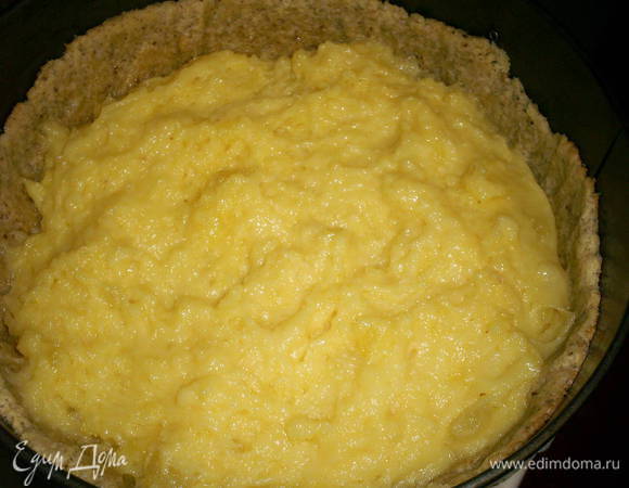 Готовый крем выливаем на песочное тесто и отправляем лимонный пирог на 5 минут в разогретую до 150 градусов духовку.