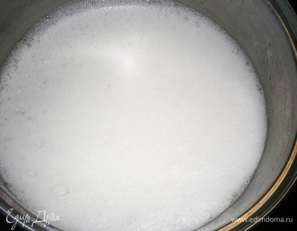 Займемся белками. Взбиваем их миксером до белой пышной пены. 