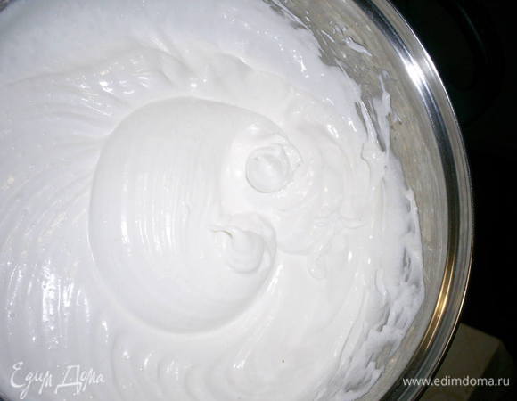 Не прекращая взбивания в несколько приемов всыпаем сахар и взбиваем до "крепких пиков". Масса должна оставаться в емкости при ее переворачивании.
Выкладываем взбитые белки поверх лимонного крема и аккуратно распределяем. Можно ложкой сделать "волны" на поверхности. Выпекаем еще 30 минут при 150 градусах.