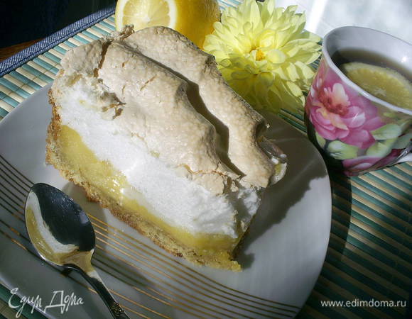 Готовый лимонный пирог ставим остывать (если сразу разрезать горячим, начинка может "поплыть").
Приятного аппетита!