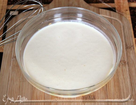 Взбейте яйца и высыпьте просеянную муку. Затем порциями при помешивании влейте молоко. Добавьте растопленное сливочное масло и соль. Взбейте венчиком и дайте тесту дойти в прохладном месте минут 15.