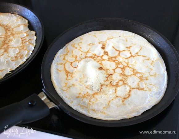 Испеките тонкие блинчики. Желательно на специальных блинных сковородах.