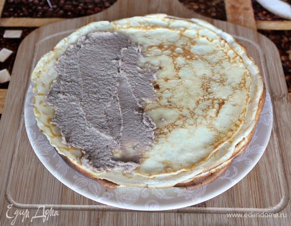 Осталось на половинку каждого блина уложить порцию паштета, сложить их вчетверо.