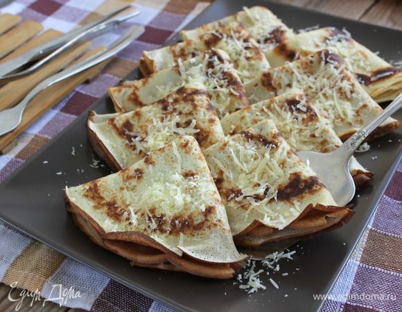 При подаче нагрейте креспелли до теплого состояния в микроволновке или духовке и посыпьте пармезаном. Buon appetito!